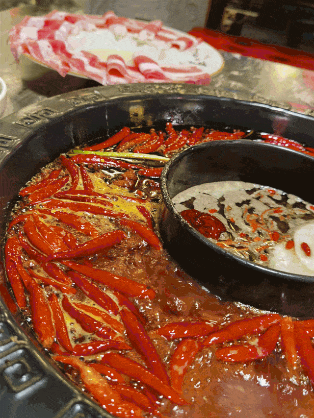 硬座价格为  183.5元,  硬卧中铺价格为  331.5元.