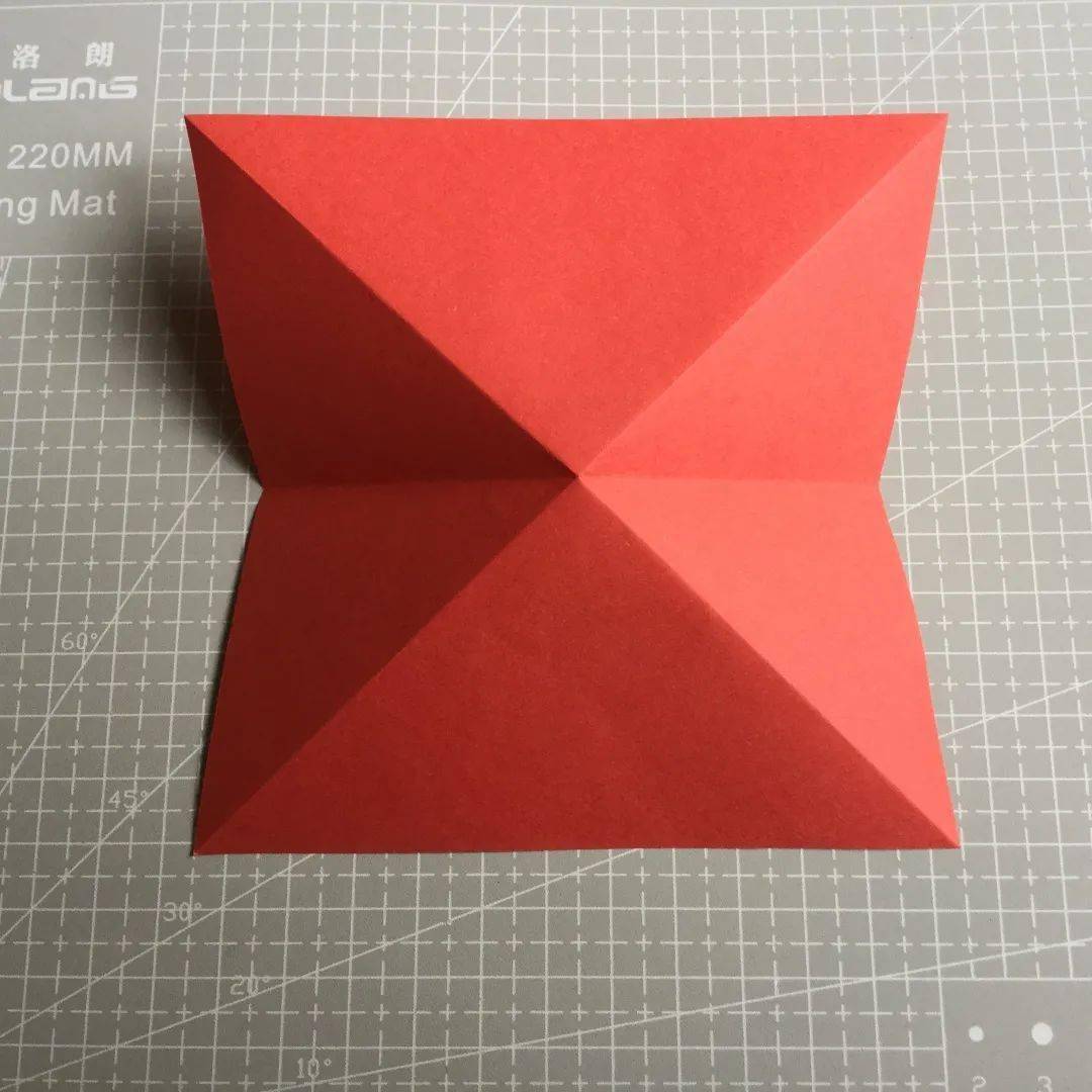 滑动查看更多步骤二:向下折角,从中间翻开来。步骤三:把下侧两边往里