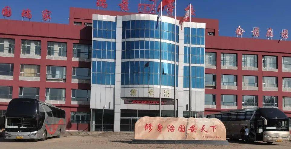 天津瑞兹培训学校全体学生和教职员工来到河北沽源一中参加为期一个月