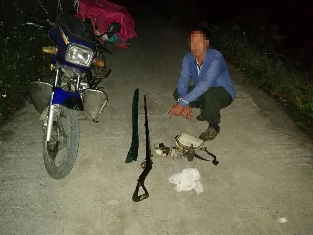 警方破获非法持有枪支案2起,缴获自制砂枪2支