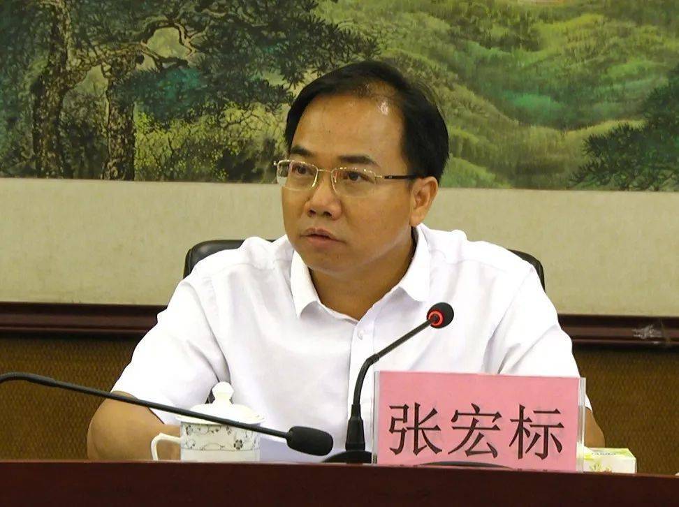 张宏标代表镇委,镇政府向辛勤工作在教育一线的全体教职工致以问候,向