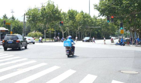 发声|美团外卖刚刚发声：多留8分钟！外卖骑手吐槽：比起超时更怕…