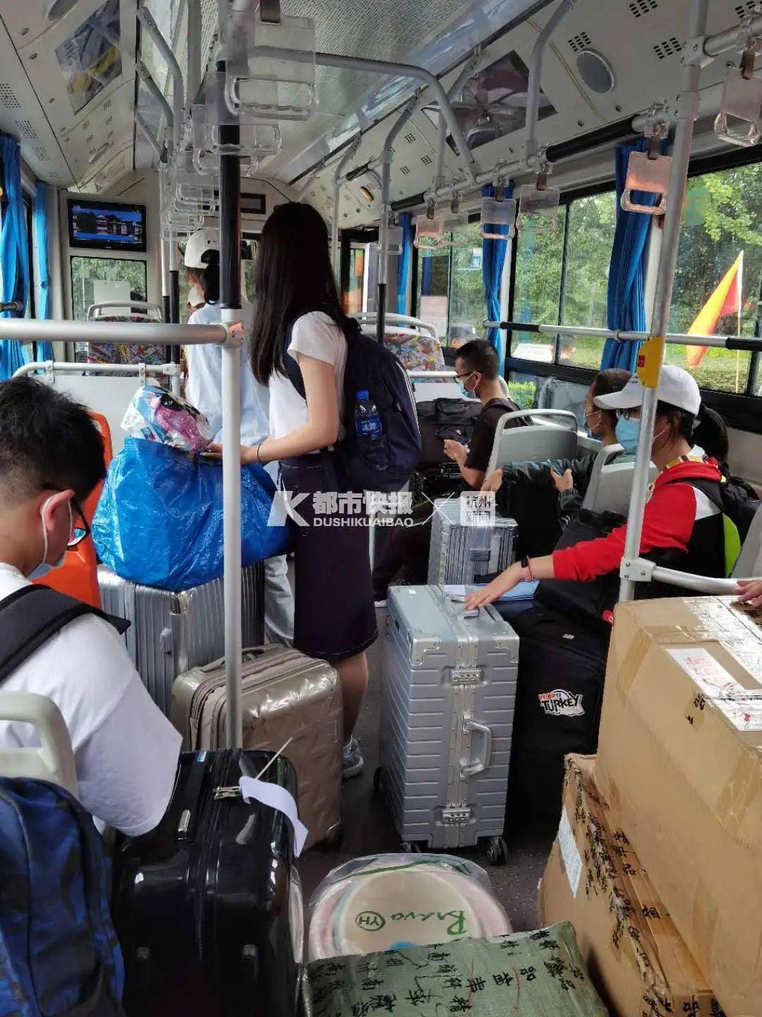 杭州|家长全部止步在校门口昨天浙大4000多名新生报到！这一次真的是目送