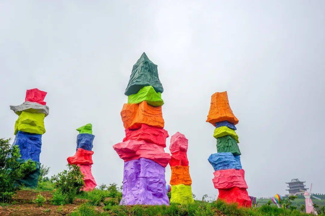 旅游▏新密伏羲山红石林景区五座七彩的石柱格外艳丽夺目