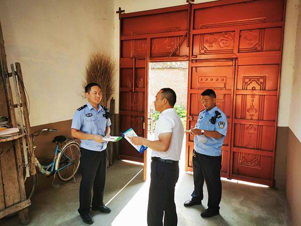 平舆民警：一心为民解误会 群众送旗致谢意