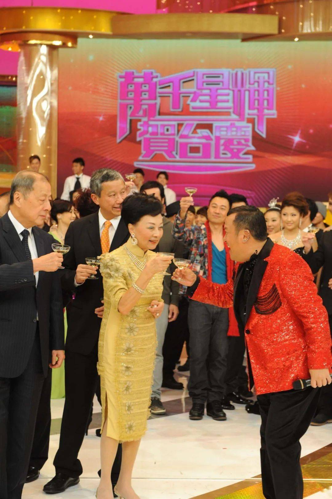 帝王|香港第一阔太：非帝王绿翡翠不戴，丧夫反赚100亿！就连四太见她都低头！
