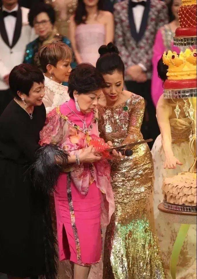 帝王|香港第一阔太：非帝王绿翡翠不戴，丧夫反赚100亿！就连四太见她都低头！