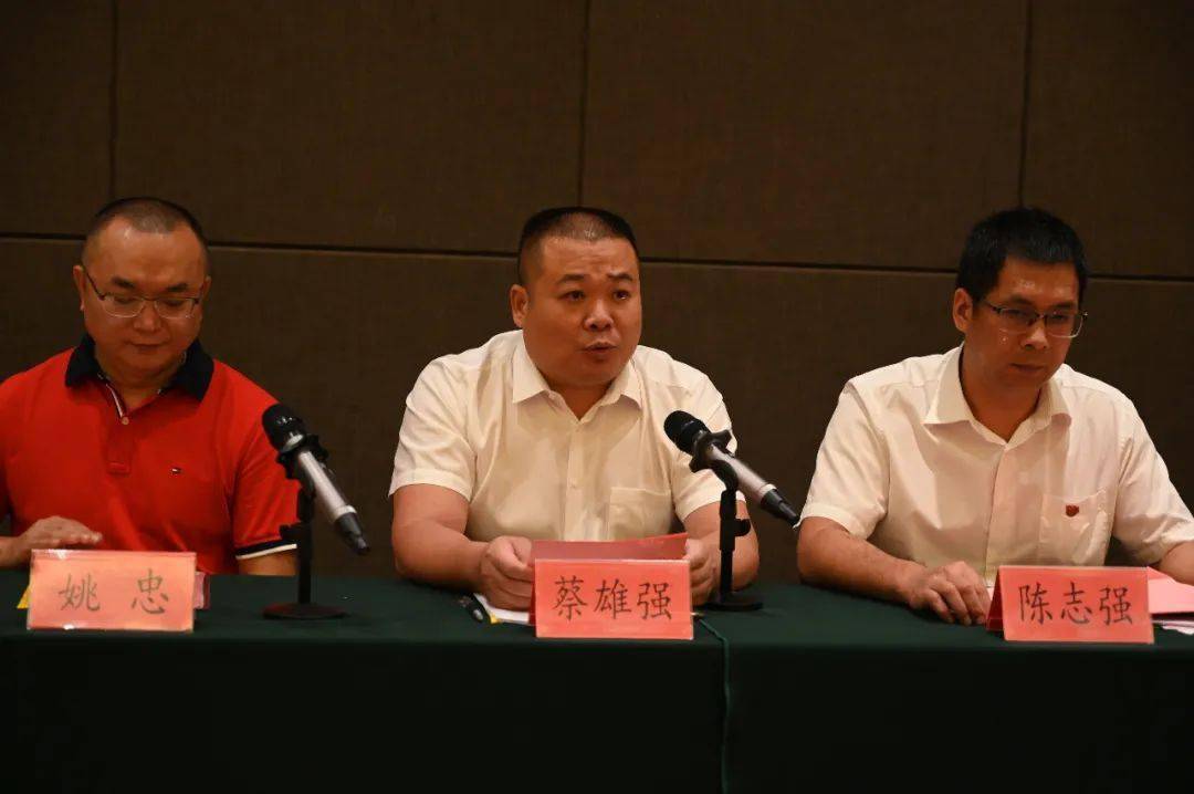 蔡书记强调,教育是一项系统性工程,营造重教兴学的良好氛围,需要大家