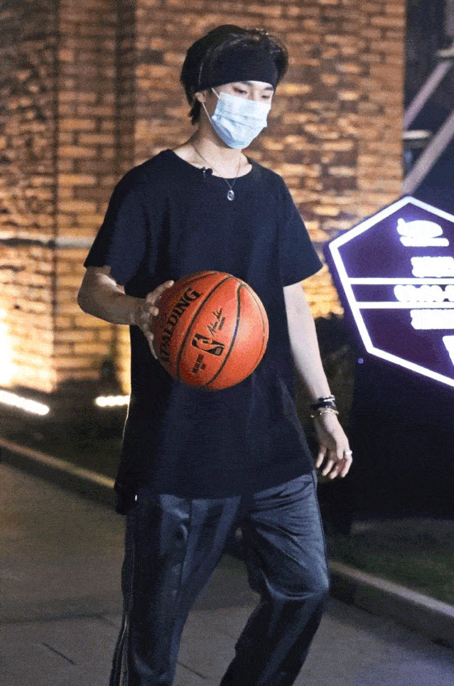 配饰|秦霄贤跨界亮相,如何秒变摇滚低音主唱