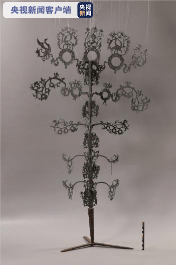 凤鸟|东汉青铜摇钱树被成功修复,树高110厘米,饰有凤鸟、玉璧、人物,造型独特而华丽,十分罕见!