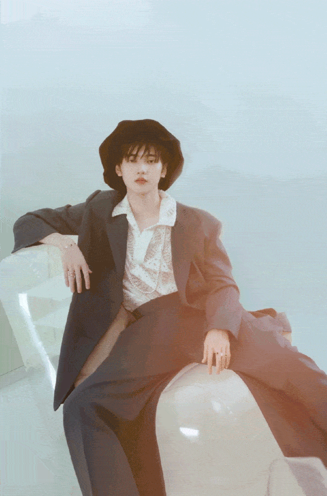 配饰|秦霄贤跨界亮相,如何秒变摇滚低音主唱