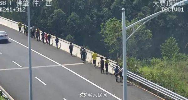 家长|18名迷路小学生惊现高速应急车道：家长组织小学生徒步跨省上学