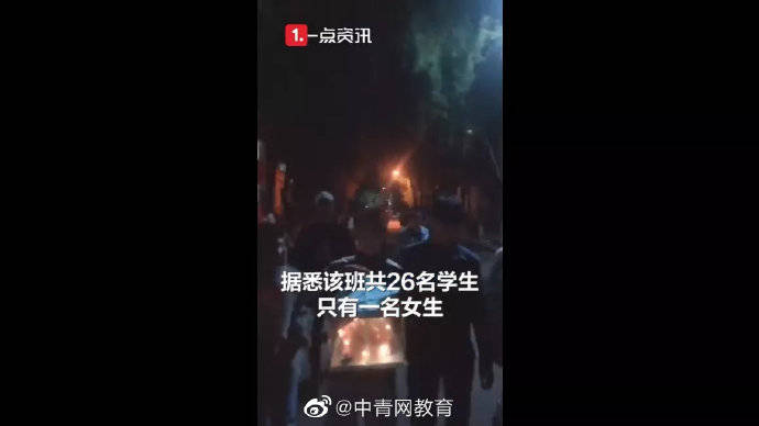 女生|班宠！高校全班男生给唯一女生过生日