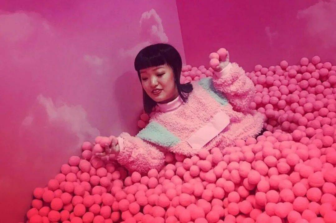 夜店|身高只有1.24m的侏儒女，却成了东京某夜店的最人气舞女，你不努力谁替你坚强？