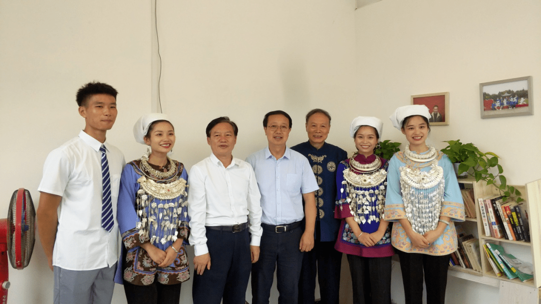 石文忠说,随着长女石莉芬,二女石丽菊和三女石丽萍陆续上大学,家里的