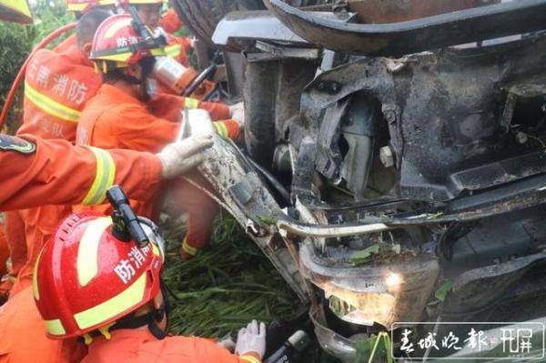 车底|昆磨高速一货车冲下60米山坡，1人被甩出车外，驾驶员被困车底