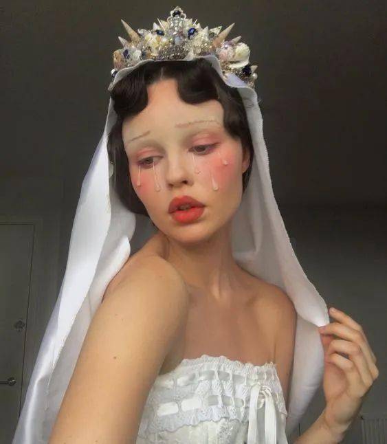 亮片|对准新娘们说：结婚时间可以重合，但妆容不可以！