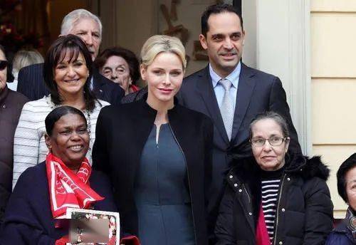 婚纱|巩俐差点当王妃？最终却输给更年轻的她？哭着穿上20000多颗珍珠婚纱…