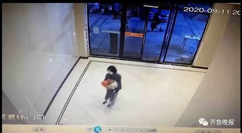 业主|济南4岁男孩小区内被陌生女子抱走, 物业调出监控发现...