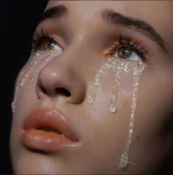 亮片|对准新娘们说：结婚时间可以重合，但妆容不可以！