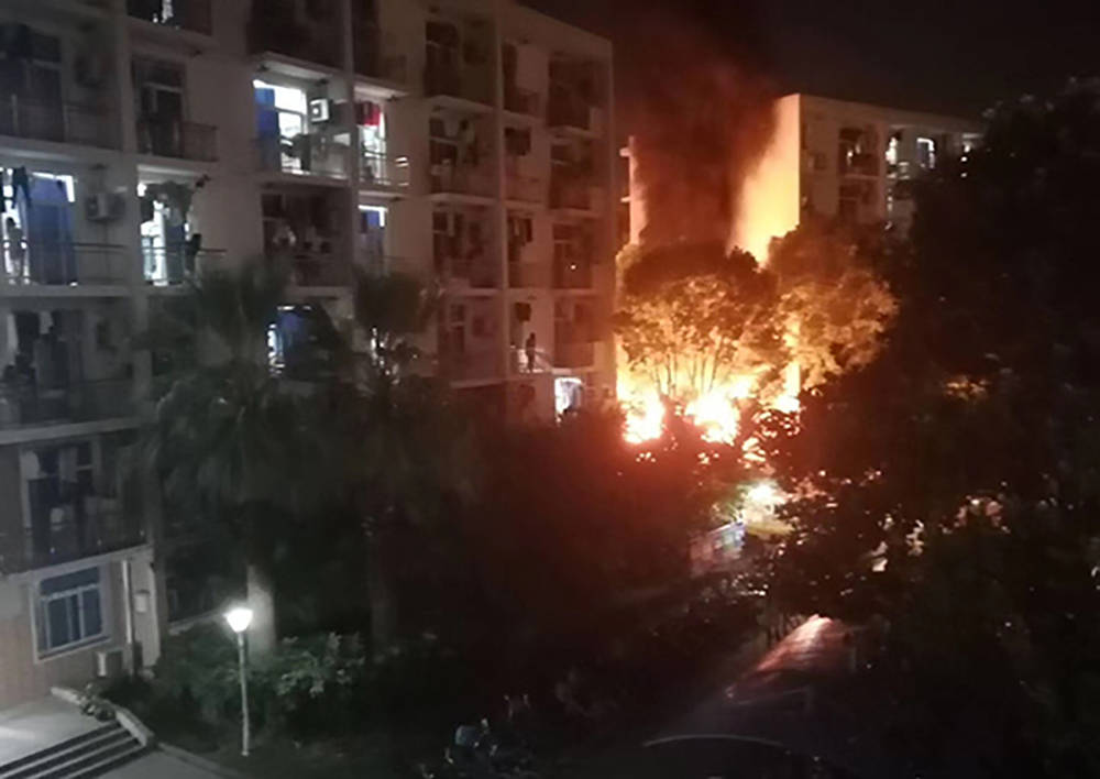 火灾|上海大学露天临时堆放的垃圾桶凌晨发生火灾，无人伤亡