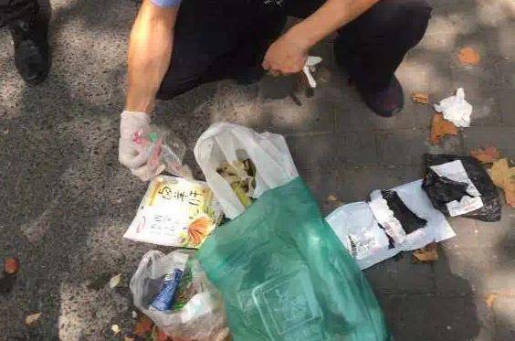 垃圾从天而降|素质呢???一袋垃圾从天而降砸中轿车