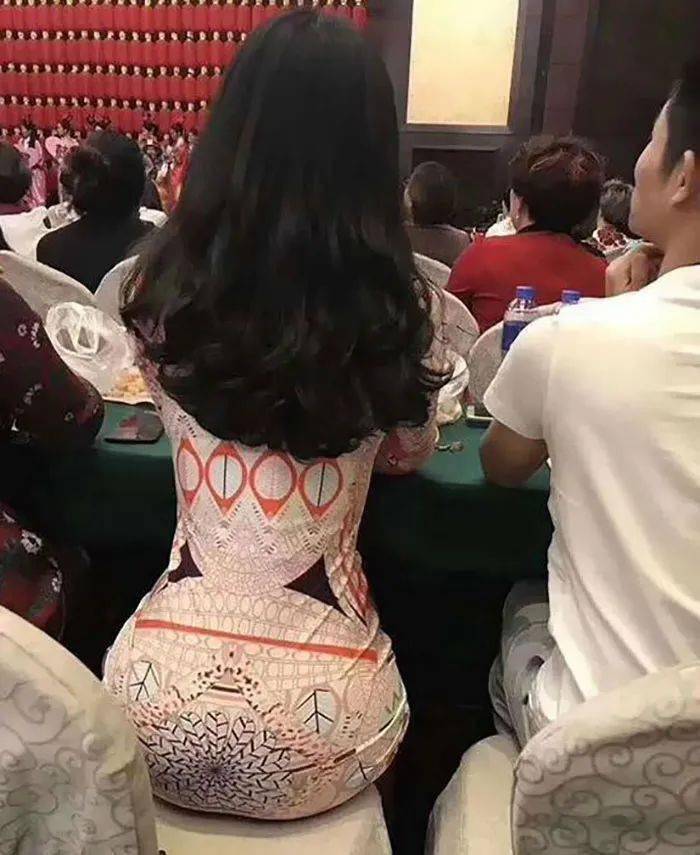 设计的|这衣服是鬼设计的吗？已经跟不上潮流了？