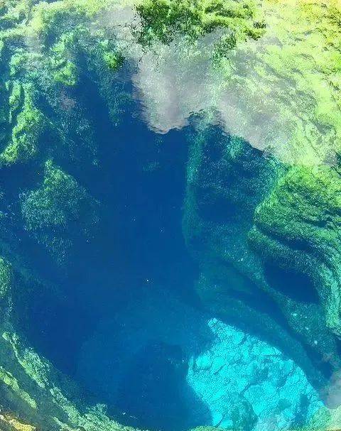 美如仙境的地下湖岩洞以及飘在空中的小船