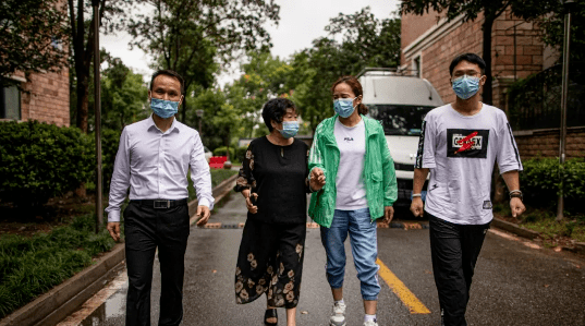 6个月|6个月后，这一幕太催泪了！援汉安徽医生为儿子拍了张照片