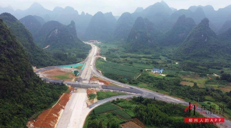 桂林至柳城高速公路首条在建长隧道贯通,预计明年7月全线通车