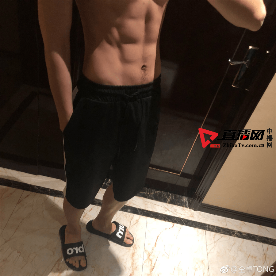 仝卓社交媒体大秀身材 完美胸腹展现型男魅力