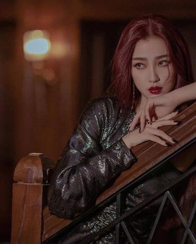 棕色|虞书欣和李圣经双双换上神仙发色，秋冬最显肤白发色你get了吗？