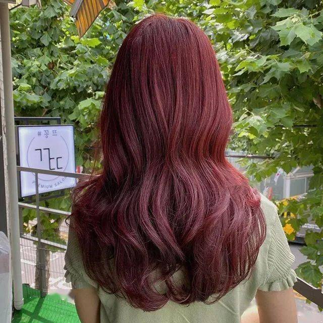 棕色|虞书欣和李圣经双双换上神仙发色，秋冬最显肤白发色你get了吗？