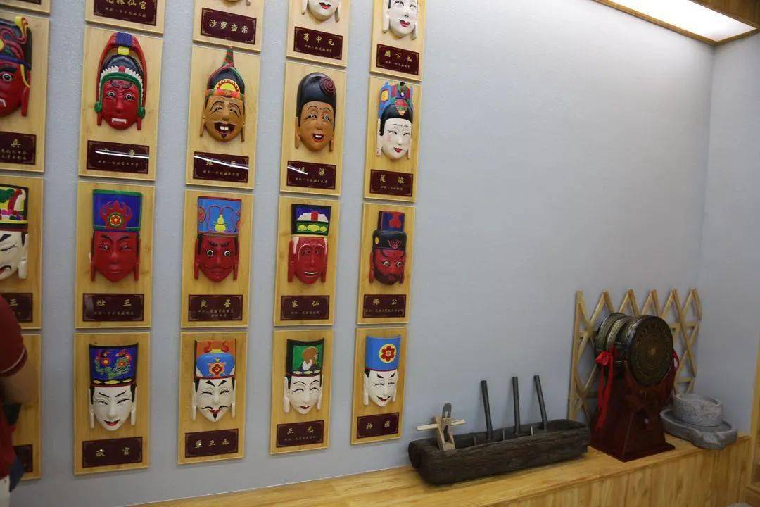 二楼展示具有300多年历史的毛南傩面雕刻技艺项目,花竹帽编织流程