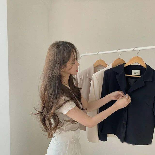 棕色|虞书欣和李圣经双双换上神仙发色，秋冬最显肤白发色你get了吗？