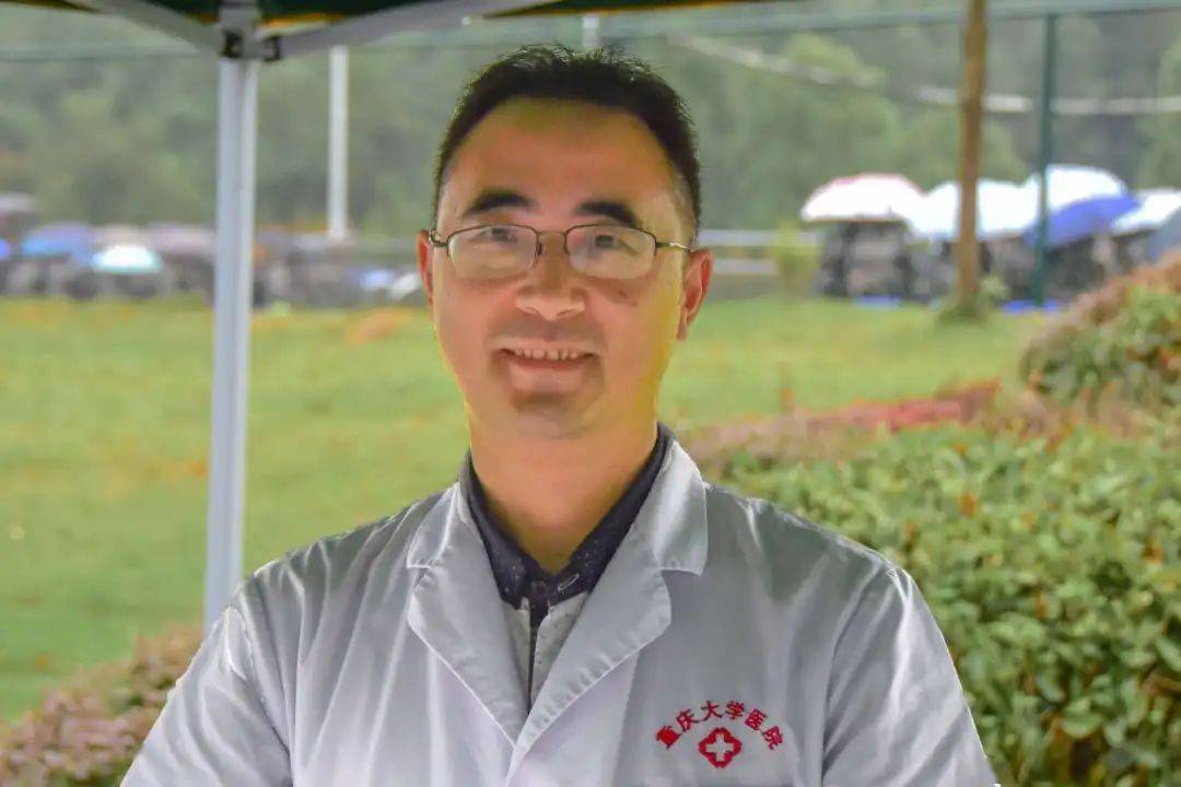“每天都会有同学需要我们的帮助。”松园篮球场外，校医院的黄宗明医生