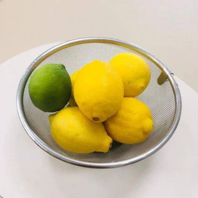 棕色|虞书欣和李圣经双双换上神仙发色，秋冬最显肤白发色你get了吗？