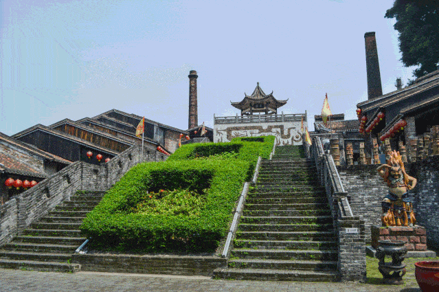 是粤剧和南狮的发源地 著名的陶瓷之乡,艺术之乡 美食之乡,武术之城