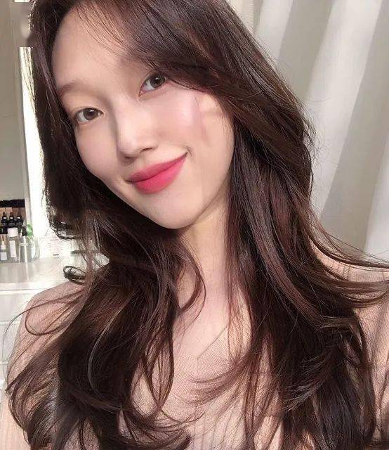 棕色|虞书欣和李圣经双双换上神仙发色，秋冬最显肤白发色你get了吗？