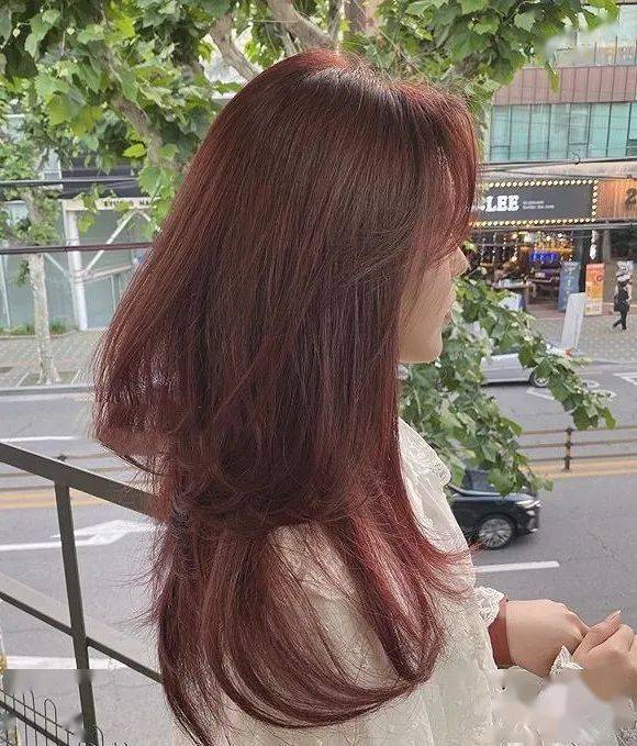 棕色|虞书欣和李圣经双双换上神仙发色，秋冬最显肤白发色你get了吗？