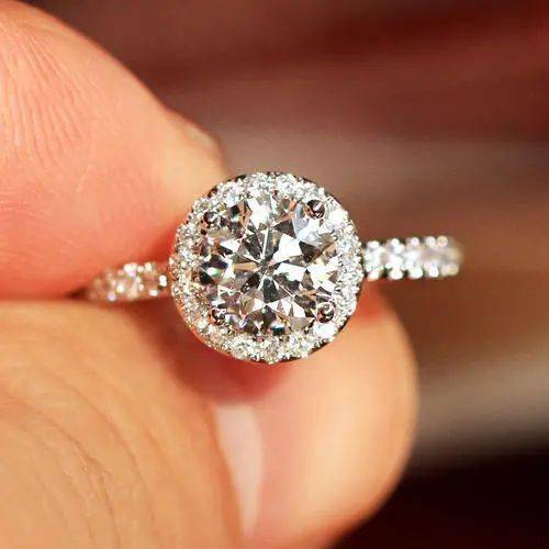 钻石|杨杨：在专柜，买品牌钻戒，自己一定亏？真相远比你想的更复杂！