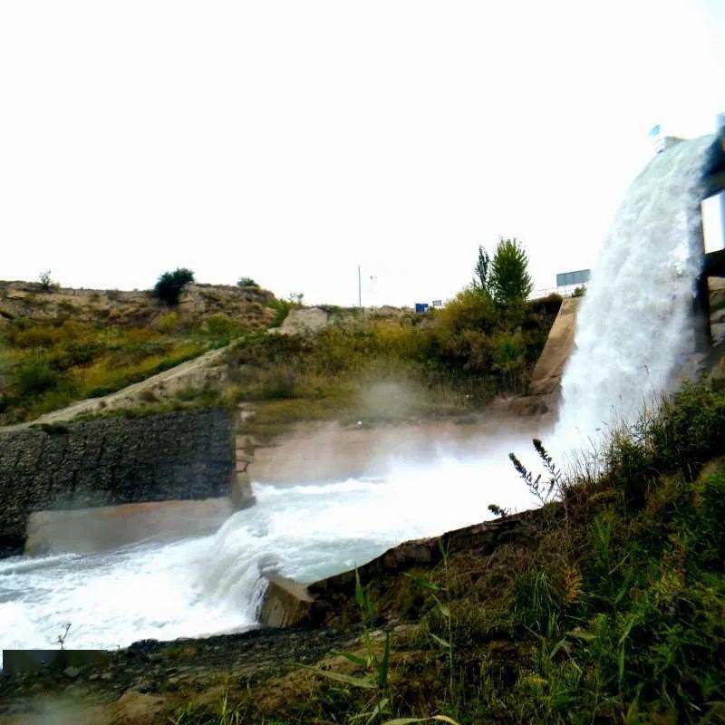 乌苏市境内奎屯河下游黄渠段出现双瀑飞洪景观