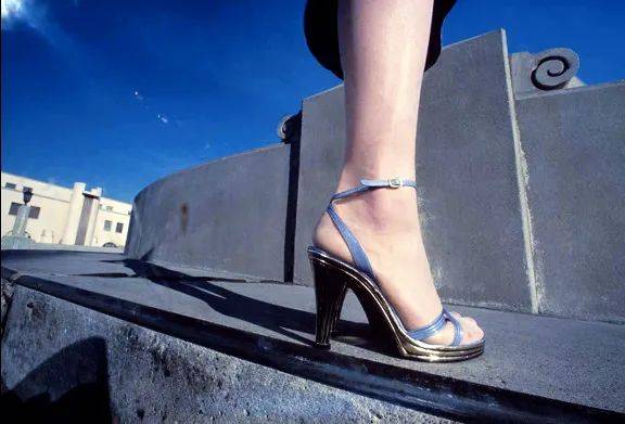 高跟鞋|100张大师镜头下危险迷人的高跟鞋