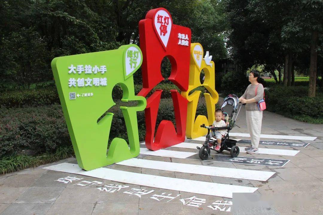 路口成网红打卡点首座文明出行城市景观小品亮相