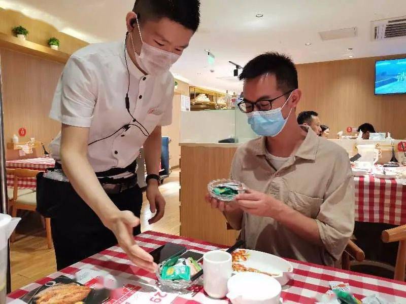 青梅|青梅零食专家跨界餐前饭后场景溜溜梅携手西贝