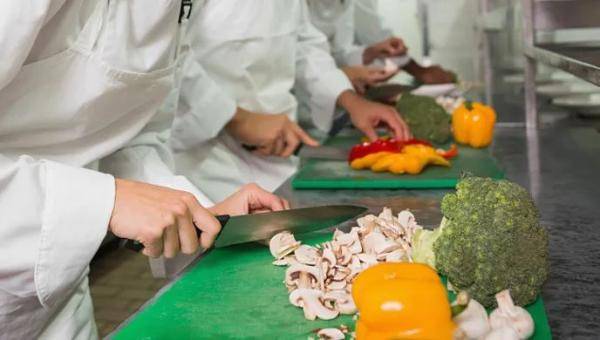 教育部|食堂太难吃？教育部最新要求：改进菜品口味，鼓励这样收费…