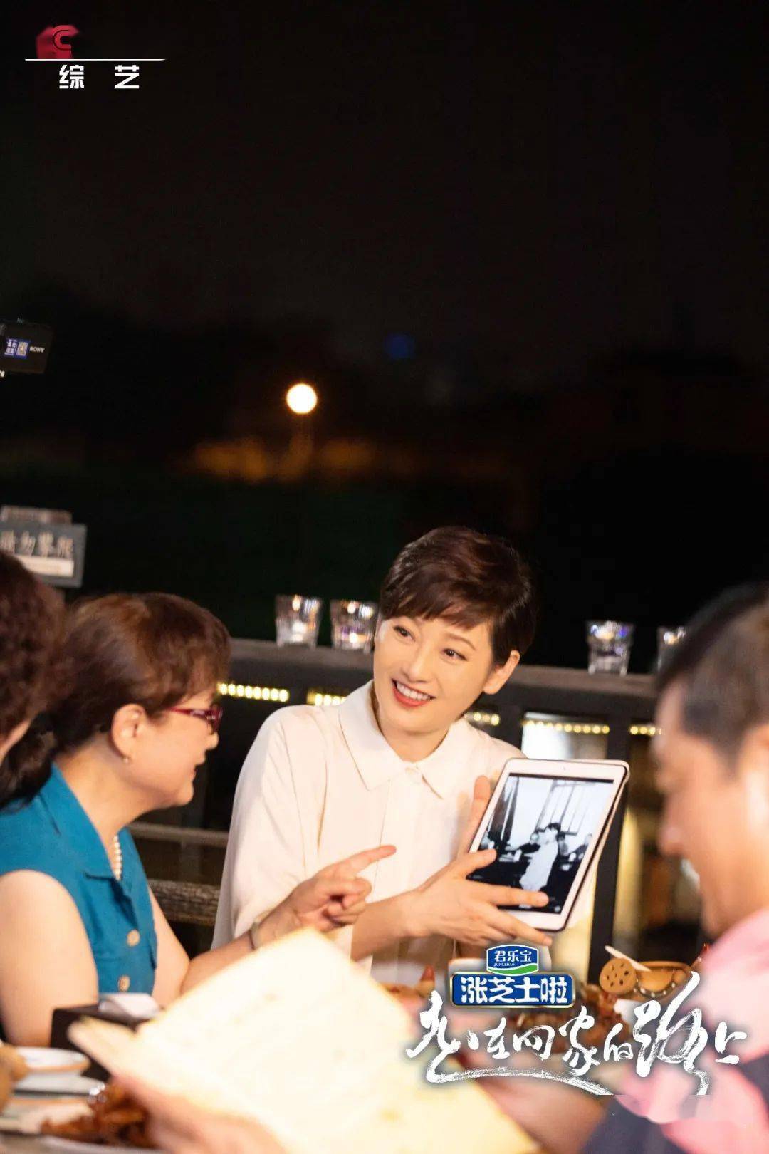 老友|《走在回家的路上》徐帆剧照来袭!速来请查收