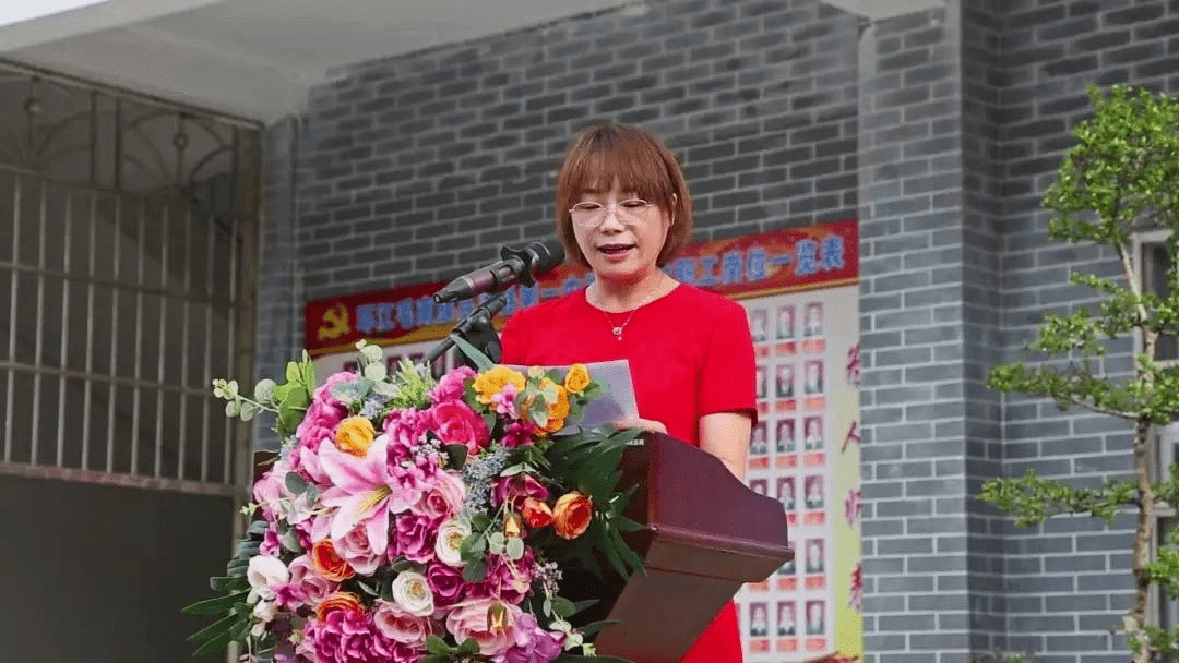 环江一中校长蒙利林上台发言