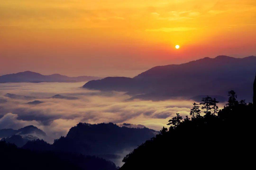 西有峨眉山东藏峨嵋峰这里的日出云海星空碧湖古寺飞瀑让人沉醉