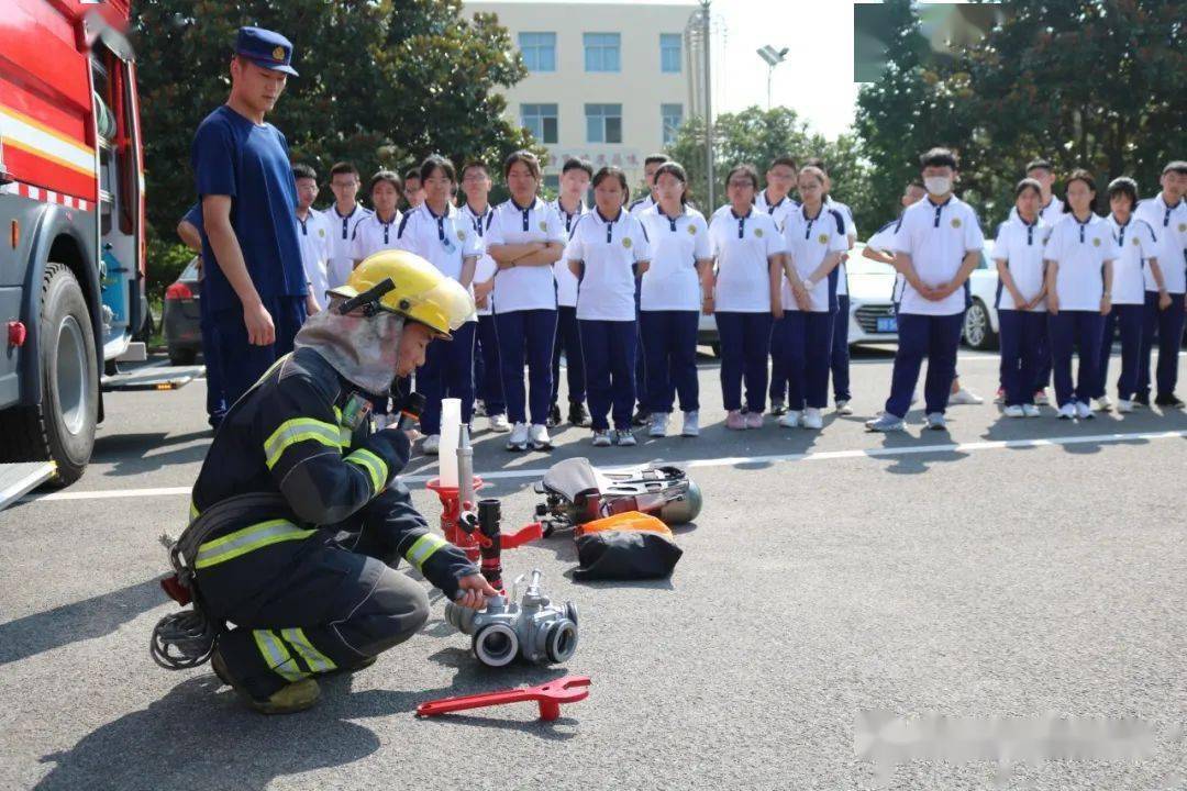 近日,即墨五中组织2020级全体高一新生参加校园消防模拟演练活动.